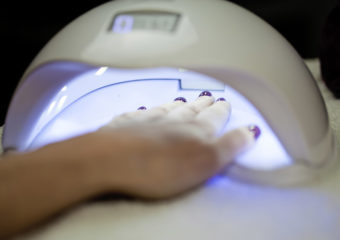 nails drying uv light